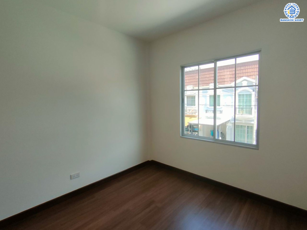 บ้านมือสองตกแต่งใหม่ แบรนด์ Property Perfect ม.เดอะวิลล่า ราชพฤกษ์-ท่าอิฐ หลังมุม เนื้อที่ 25.4 ตร.ว. ฟังก์ชัน 4 ห้องนอน 2 ห้องน้ำ 1 ที่จอดรถ บนทำเลเชื่อมต่อทั้งถ.รัตนาธิเบศร์ และถ.ราชพฤกษ์ และเพียง 10 นาทีถึงรถไฟฟ้า "สถานีบางรักน้อยท่าอิฐ"